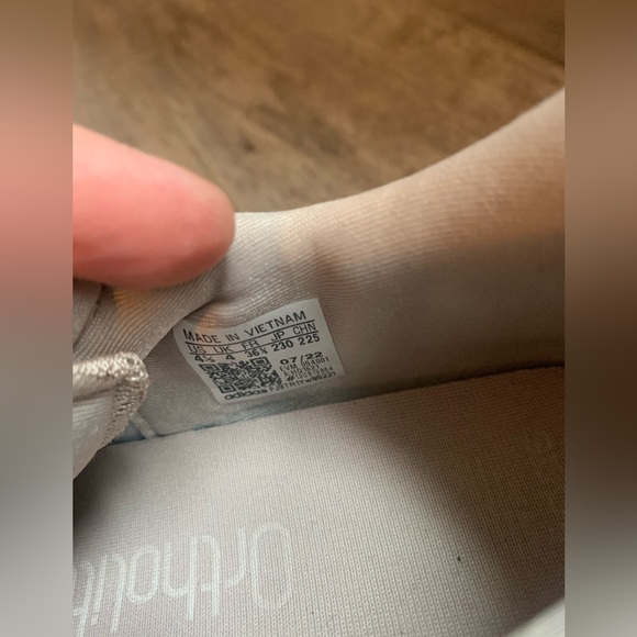 Kid’s Adidas Ozweego sneakers size 4.5 US pink pastel beige - Picture 4 of 9